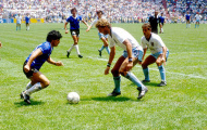 Video: Kỹ năng chơi bóng ngoài sân cỏ khó tin của Maradona