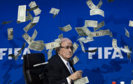 Sốc: Sepp Blatter bị ném cả đống tiền vào mặt