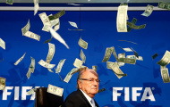 Video: Sepp Blatter bị ném cả đống tiền vào mặt