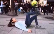 Video: Cô bé 15 tuổi khiến cánh mày râu phải tròn mắt vì kỹ thuật đá bóng
