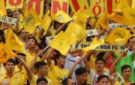 Thua dưới sân, “cơn lốc vàng” xứ Thanh thắng trên khán đài
