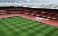 Arsenal khoe mặt cỏ sân Emirates đẹp không tì vết