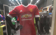 NÓNG: Áo đấu mới của Man Utd đã được bày bán!