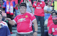 Fan 'nặng ký' của Man United nhún nhảy chọc tức fan Liverpool