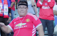 Video: Hành động đầy khiêu khích của fan Man Utd trước fan Liverpool