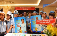 Fan nữ xinh đẹp hạnh phúc ‘sờ tận tay’ Man City
