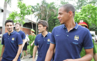 David Silva phát ngốt vì bị NHM Việt Nam quây chặt