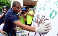 Sao Man City dùng tay in tranh tặng fan nhí