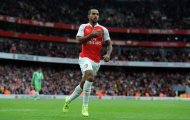 Walcott giúp Arsenal đoạt Emirates Cup
