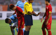 Sterling nổi khùng vì lối đá rắn của hậu vệ Việt Nam