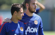 Chicharito phong trần khoác vai David de Gea
