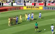 Video: Pha sút phạt hàng rào đẹp mắt của Torres