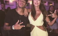 Barca du đấu, Neymar vẫn vui vẻ bên chân dài