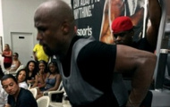Mayweather lại chơi chiêu, hù dọa đối thủ trước giờ G