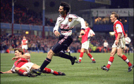 Video: Pha solo khiến hàng thủ Arsenal rối loạn của Ryan Giggs