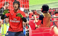 Fan Arsenal đội mũ Petr Cech chọc tức Chelsea