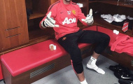 Bị Van Gaal trù dập, Valdes nghiến răng tập cùng đội trẻ