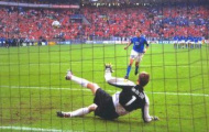 Video: Francesco Totti hạ gục Edwin van Der Sar trên chấm 11m