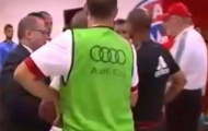 Pep Guardiola suýt tẩn nhau với De Jong