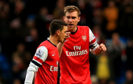 Mertesacker bảo vệ Oezil