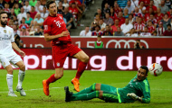 Video: Pha bỏ lỡ chưa tới 5m khó tin của Lewandowski