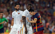 Video: Messi húc đầu, hơn thua với cầu thủ AS Roma