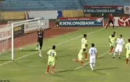 Video: Văn Quyết sút phạt góc, thủ môn bắt bóng hụt hài hước tại V-League