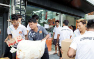 Cầu thủ Myanmar cứu trợ nạn nhân vùng lũ