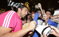 Chùm ảnh: Dàn sao Juventus bị fan 'bao vây' trước thềm siêu cúp