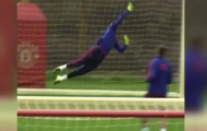 Video: Sergio Romero cản phá cú sút trái phá của Juan Mata