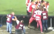 Video: Phóng viên đánh nhau vì ảnh của Dirk Kuyt
