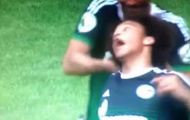 Franco Di Santo chơi ác, bắt nhện bỏ áo đồng đội