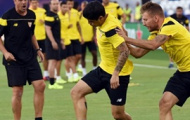 Sevilla vừa tập vừa lo cảnh “mình trần” chống Barcelona