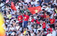 U19 Việt Nam xúc động vì “fan” cuồng Hà Nam tặng nước ngọt