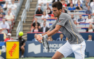 Djokovic 'hú hồn' vượt ải Gulbis