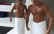 Ronaldo cởi đồ, đọ cơ bắp với con trai