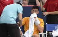 Djokovic bị choáng vì mùi cần sa trên sân