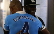 Balotelli lao vào phòng thay đồ ôm mừng Kompany