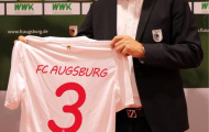 Augsburg 'công bố' bản hợp đồng Gerard Pique