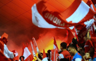 Fan ngồi lên cờ CLB, ném tiền âm phủ trên khán đài V-League
