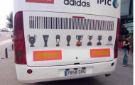 Mất điểm, Real Madrid còn bị CĐV Gijon trêu tức