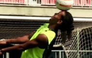 Video: Ronaldinho (Barcelona 2005) chinh phục thử thách xà ngang