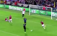 Video: Cú trượt chân đáng tiếc của Chicharito trên chấm penalty