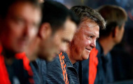 Van Gaal sững sờ vì pha trượt chân của Chicharito