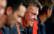 Video: Nét mặt 'khó đỡ' của HLV Louis van Gaal khi Chicharito sút hỏng 11m