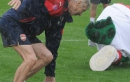 Cầu thủ Arsenal thử tài sút phạt theo kiểu của Gareth Bale