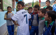 Cậu bé Nepal bất ngờ khi nhận món quà từ Ronaldo