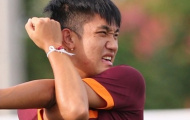 Đội trưởng U19 Việt Nam băng tay ra sân tập khích lệ toàn đội