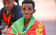 Nhà vô địch marathon thế giới 19 tuổi trông như ông già