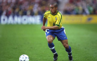 Video: Roberto Carlos sút phạt ghi bàn trong ngày trở lại sân cỏ
